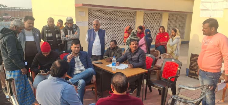 - डीएम ने हथवाड़ा में किसानों को बुलवाकर करायी रजिस्ट्री