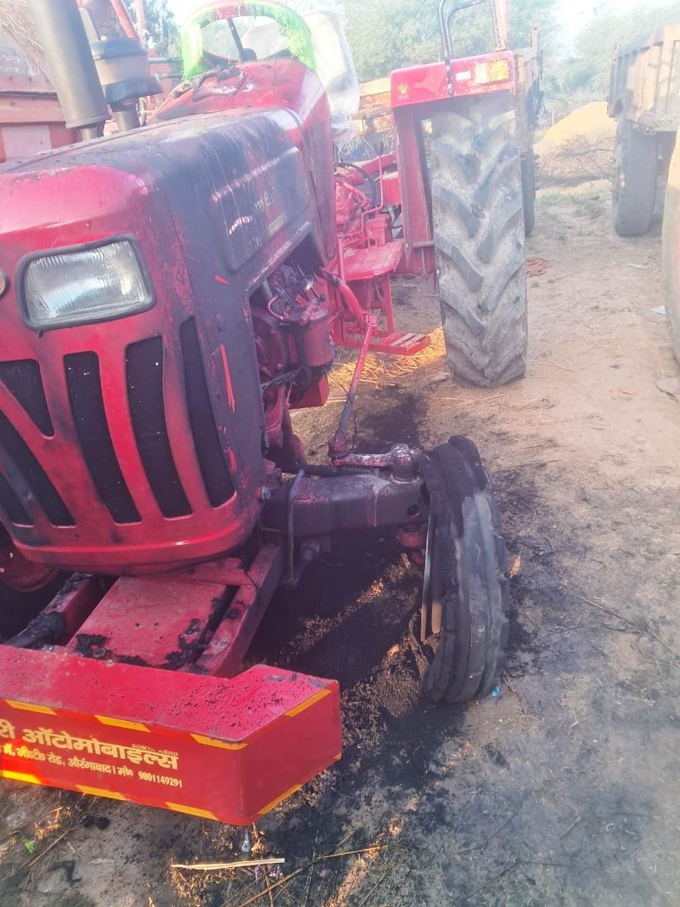 असामाजिक  तत्वों ने ट्रैक्टर  को फूंका, पुलिस कर रही छानबीन