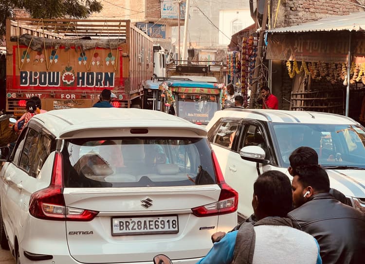 बथुआ बाजार में भीषण जाम में फंस हलकान रहे लोग, दुकानदारी भी चौपट