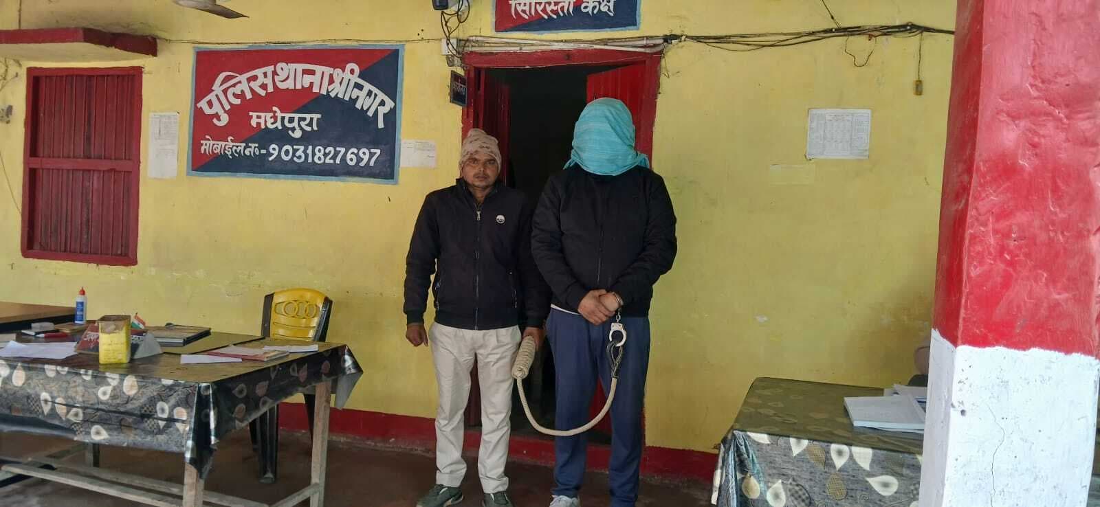 कार सहित लोडेड पिस्टल एवं नौ जिंदा कारतूस के साथ एरिया मैनेजर गिरफ्तार