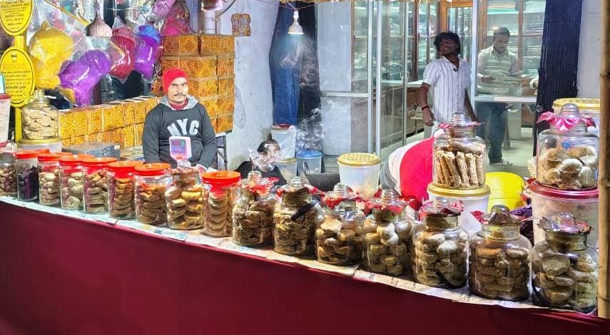 मकर संक्रांति को लेकर सजा बाजार, तिलवा-तिलकुट की जमकर हो रही बिक्री