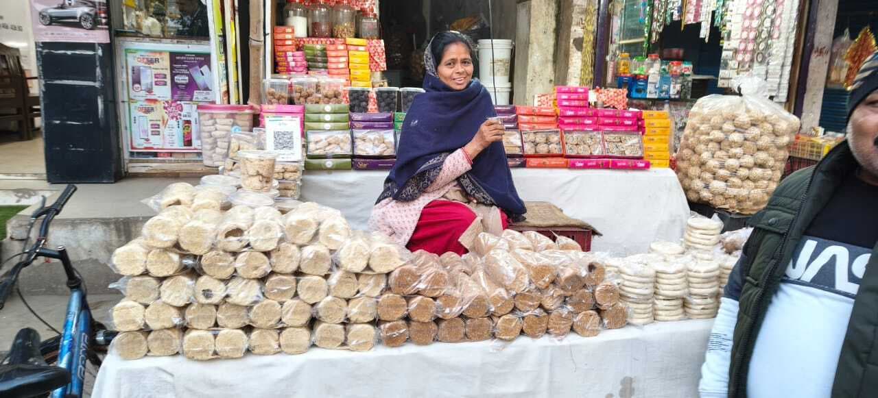 जगह-जगह सजी लाई व तिलकुट की दुकान, सौंधी खुशबू से पटा बाजार
