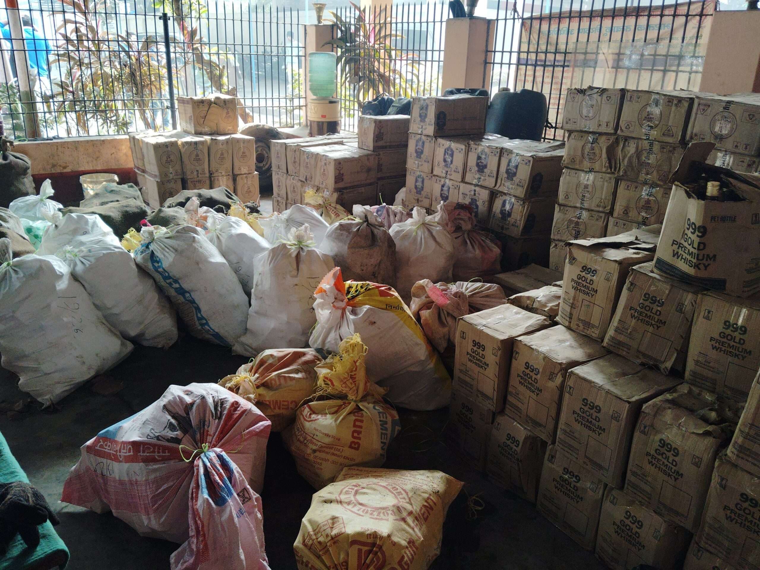 hajipur news. घर में बनाये तहखाने से 2181 लीटर शराब बरामद, दो आरोपित धराये