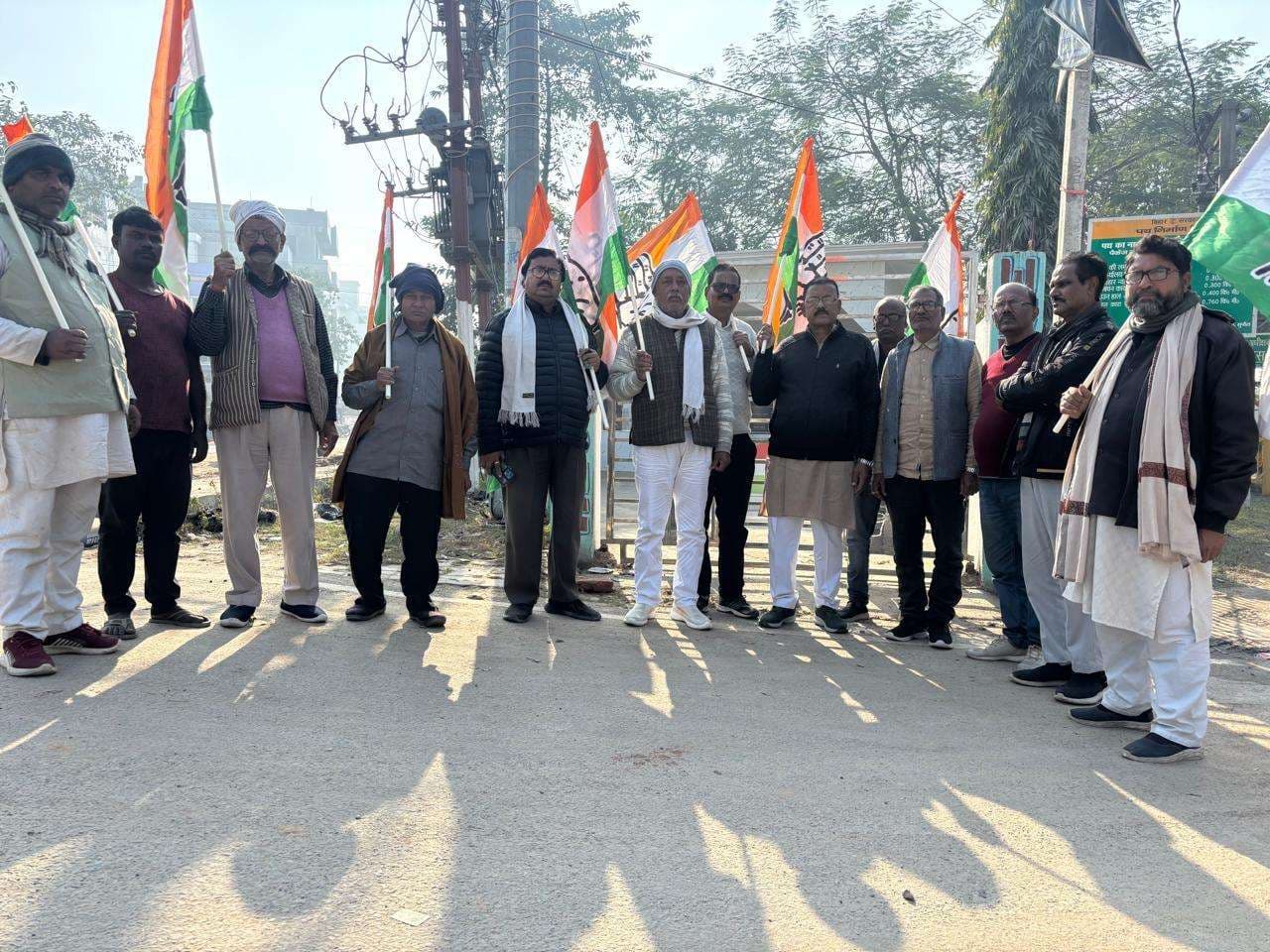 मनरेगा बचाओ अभियान के तहत कांग्रेसियों ने बाबा साहेब की प्रतिमा के पास किया उपवास