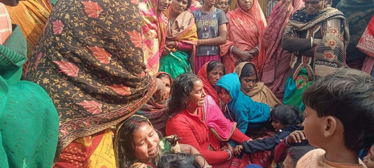 ट्रक की टक्कर से बाइक सवार युवक की मौत, दूसरा गंभीर