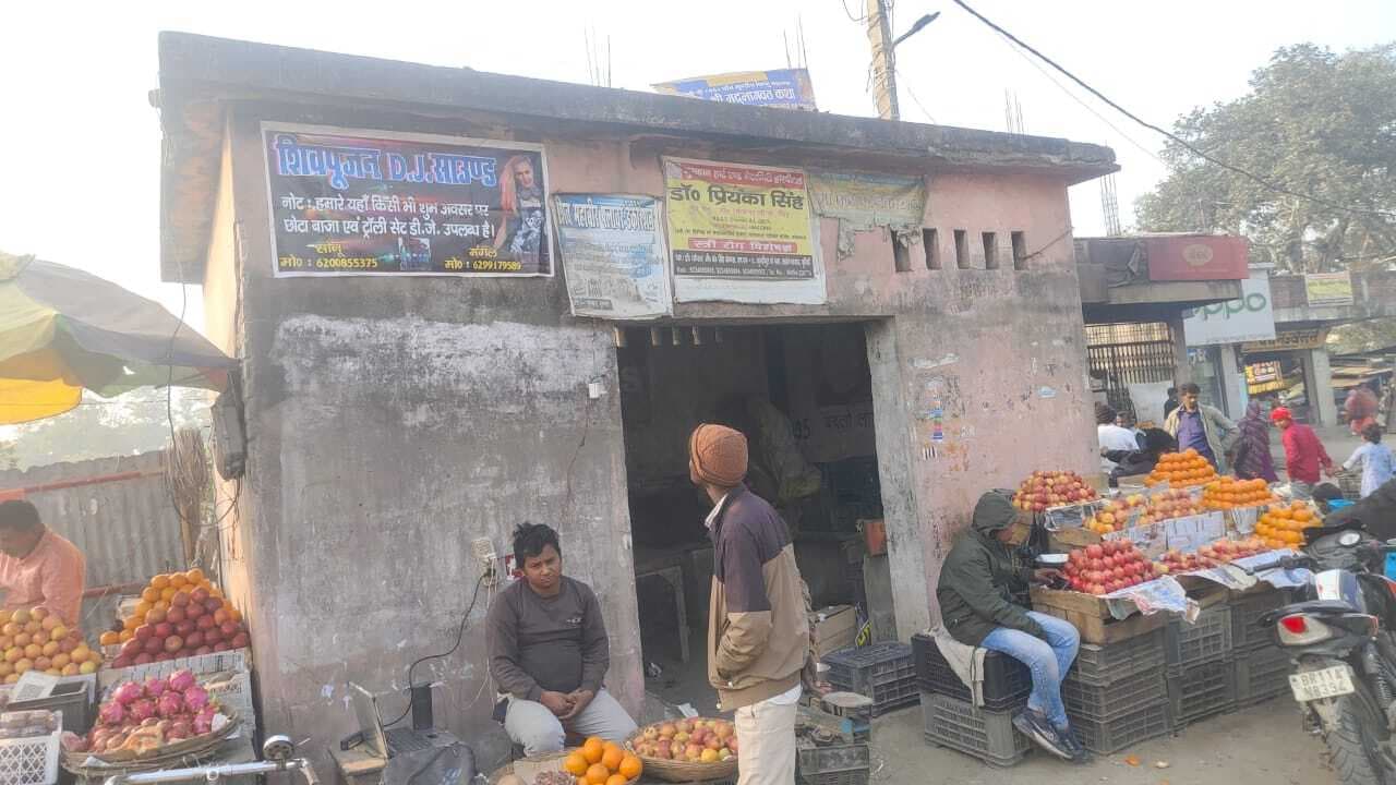 अतिक्रमण की भेंट चढ़ा रैन बसेरा, राहगीरों की सुविधा पर संकट