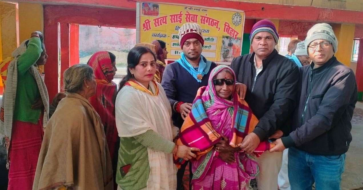 साकेत धाम ठाकुरबाड़ी में जरूरतमंदों के बीच कंबल वितरित