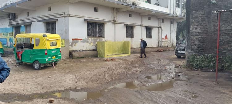 सड़क पर बह रहा निगम के शौचालय का गंदा पानी