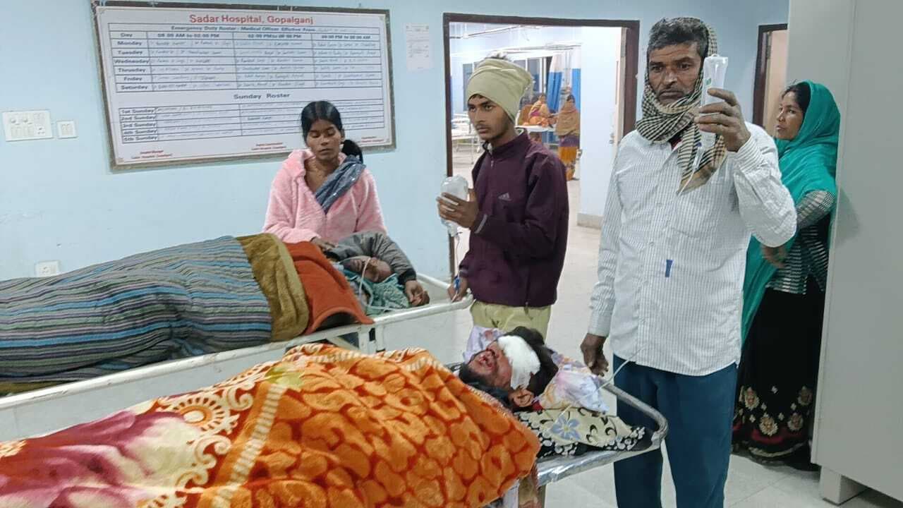 बैकुंठपुर में अनियंत्रित बाइक पेड़ से टकरायी, चाचा-भतीजा घायल, रेफर