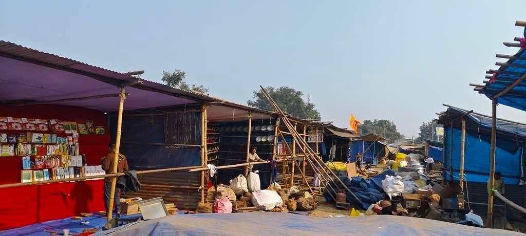 बौंसी मेला परिसर में बढ़ रही रौनक, सजने लगी दुकानें