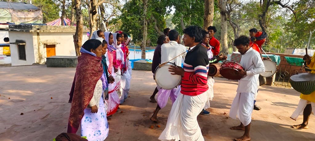 मंदार में नृत्य-संगीत के साथ अनुष्ठान में लीन दिखे सफा अनुयायी