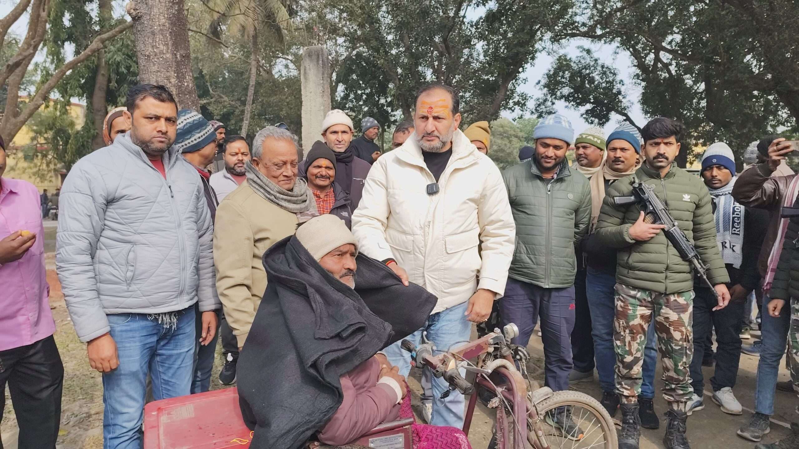 विधायक ने दो दर्जन जरूरतमंदों के बीच बांटा कंबल