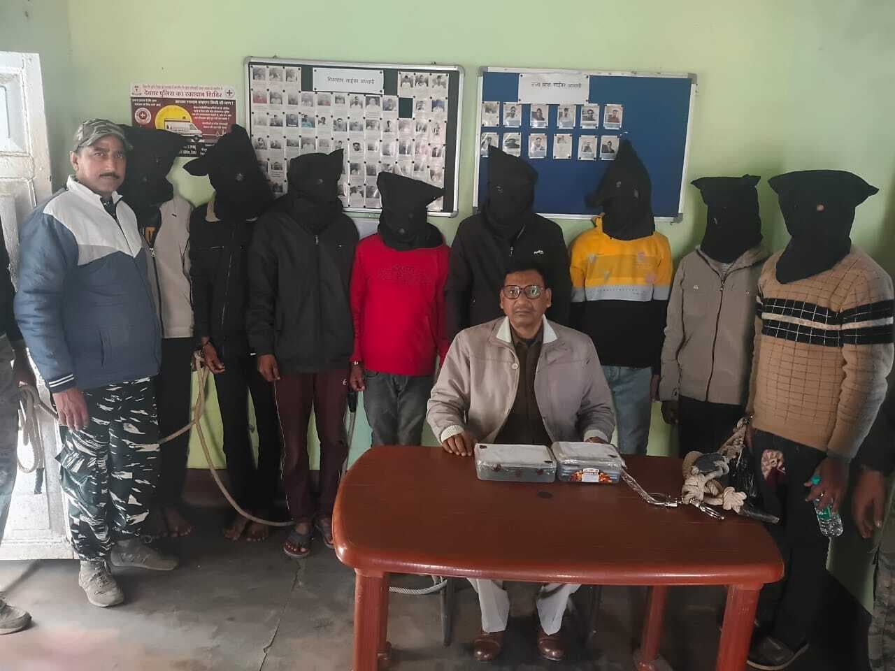 Deoghar News : कस्टमर अधिकारी बनकर करते थे साइबर ठगी, पैसरपुर जंगल से आठ गिरफ्तार