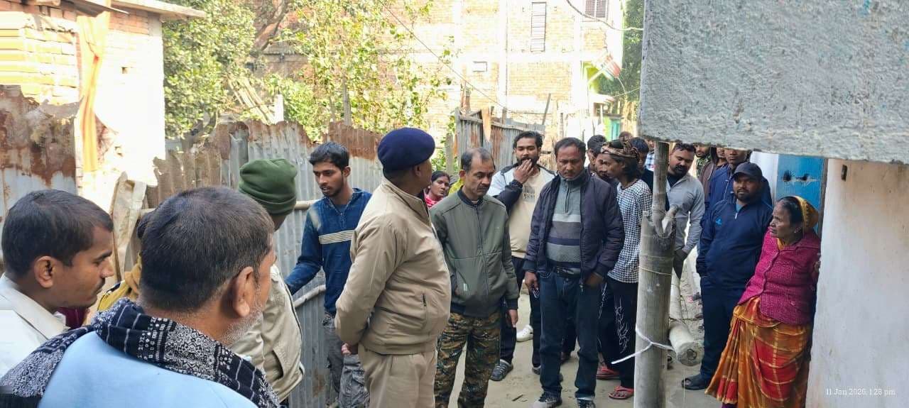 सड़क अतिक्रमण करने पर लोगों ने किया हांगामा, निर्माण रोका