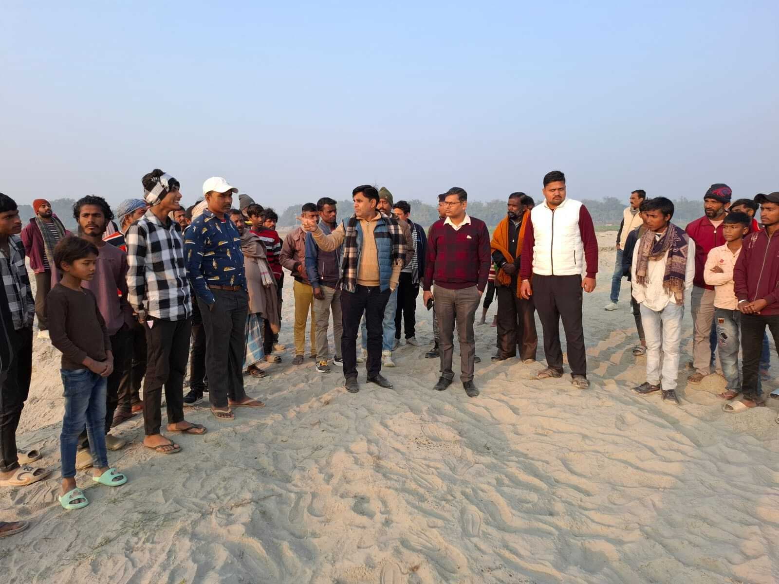 मनिहारी कुटी गंगा घाट पर बालू खनन का ग्रामीणों ने किया विरोध