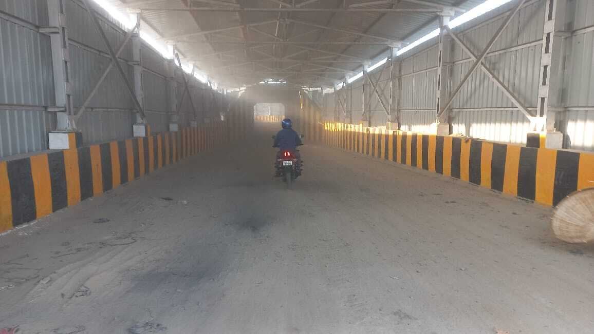 काढ़ागोला रेल नया अंडरपास धूलों से भरा, परेशानी