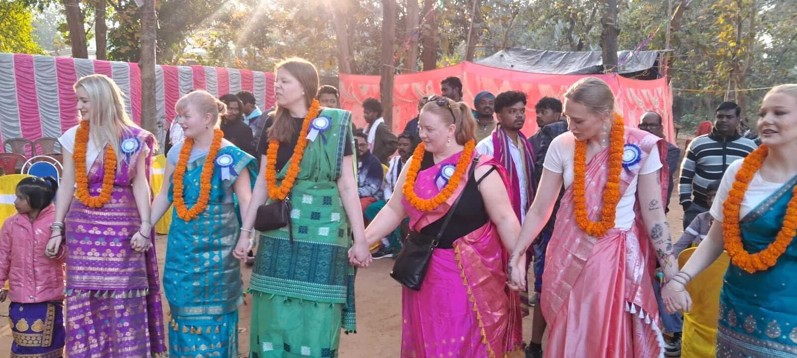 मांदर की थाप पर दुमका में थिरके नॉर्वे के मेहमान