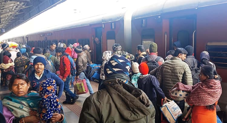 दिल्ली-कामाख्या ब्रह्मपुत्र मेल 4 घंटे, तो जयनगर-हावड़ा एक्सप्रेस साढ़े तीन घंटे विलंब से पहुंची जमालपुर