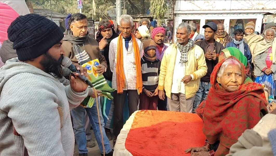 नेकी की दीवार के तहत 150 लोगों के बीच किया कंबल वितरण