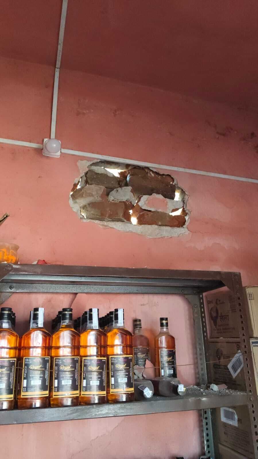 शराब दुकान का वेंटीलेटर तोड़कर नकदी व शराब की चोरी