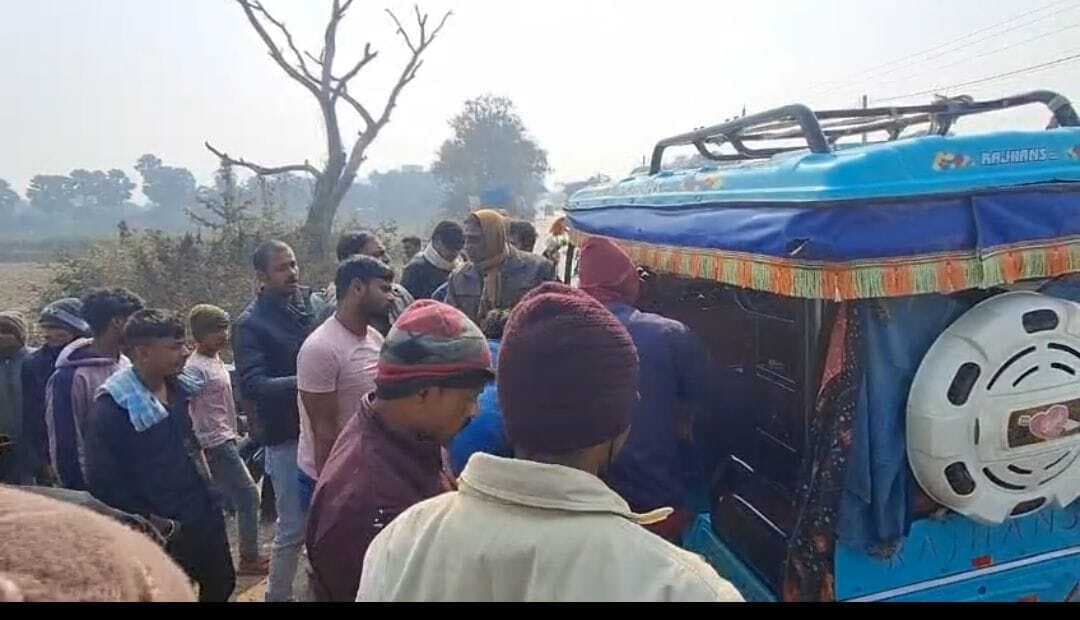 दो बाइक की भिड़ंत में तीन युवक गंभीर रूप से जख्मी