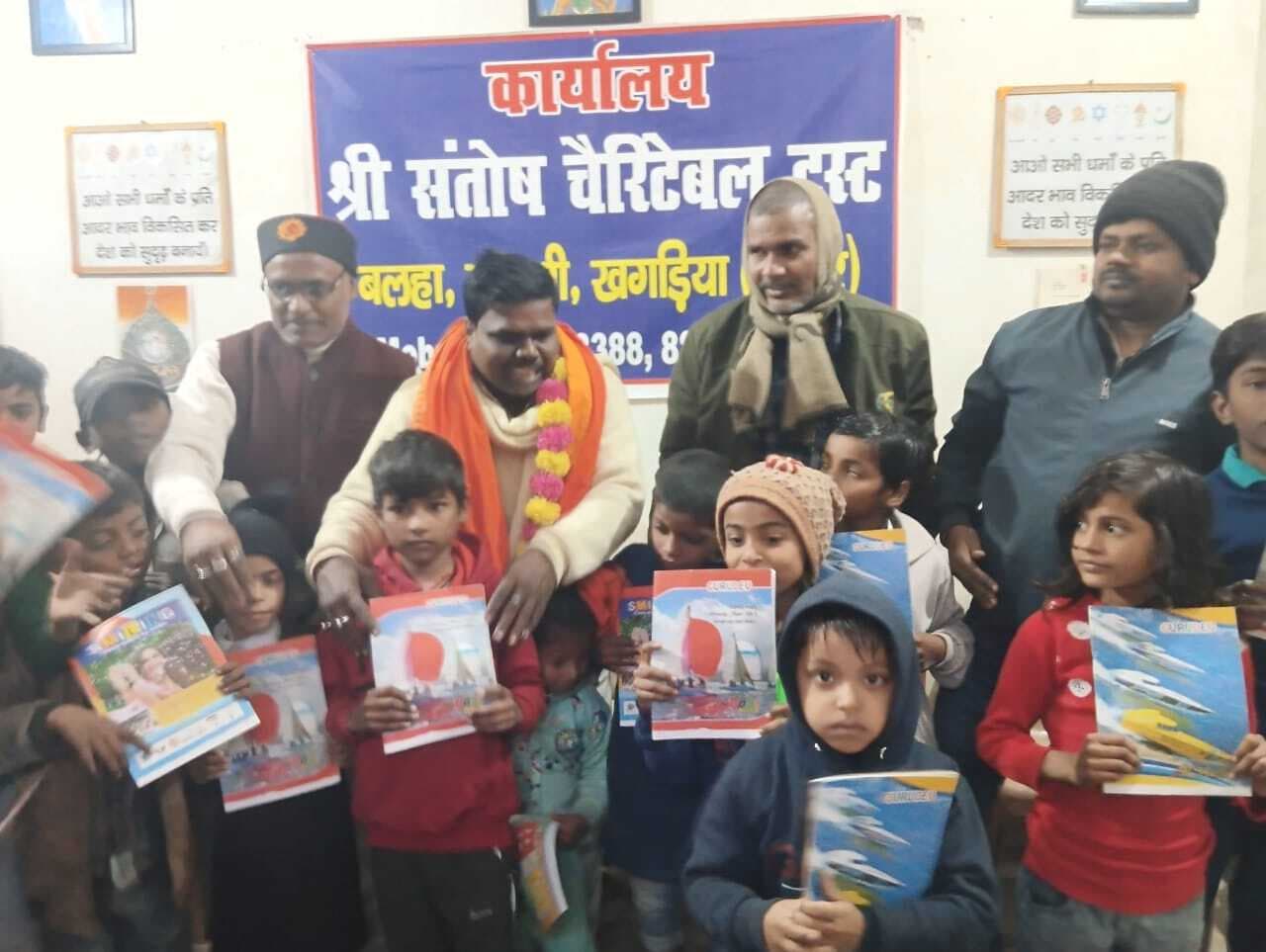 बच्चों के बीच पठन सामग्री का किया वितरण