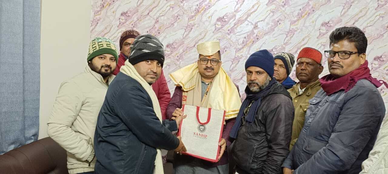 Madhubani News : संदीप विश्वविद्यालय के रीजनल मैनेजर ने संस्कृत शिक्षा बोर्ड के अध्यक्ष से की मुलाकात