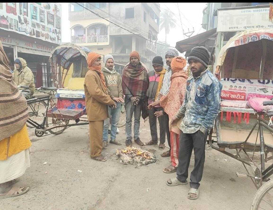 Madhubani News : अलाव नहीं, टायर जला कर ठंड से बचने की जद्दोजहद