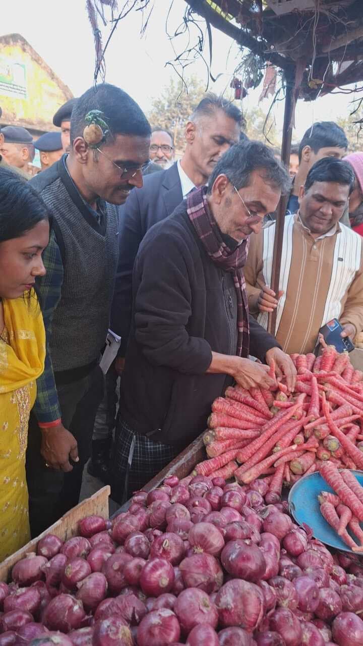 वेंडिंग जोन में पहुंचे उपेंद्र कुशवाहा, वेंडरों को समझाया फिर की खरीदारी