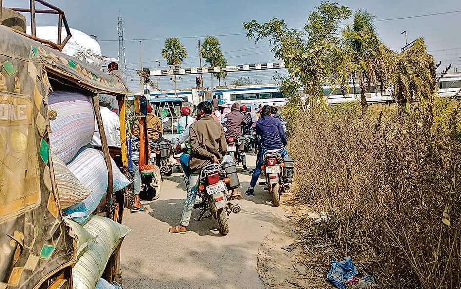 Gaya News : ट्रैक मेंटेनेंस के दौरान सिग्नल फेल, आपात ब्रेक लगा कर रोकी गयी वंदे भारत