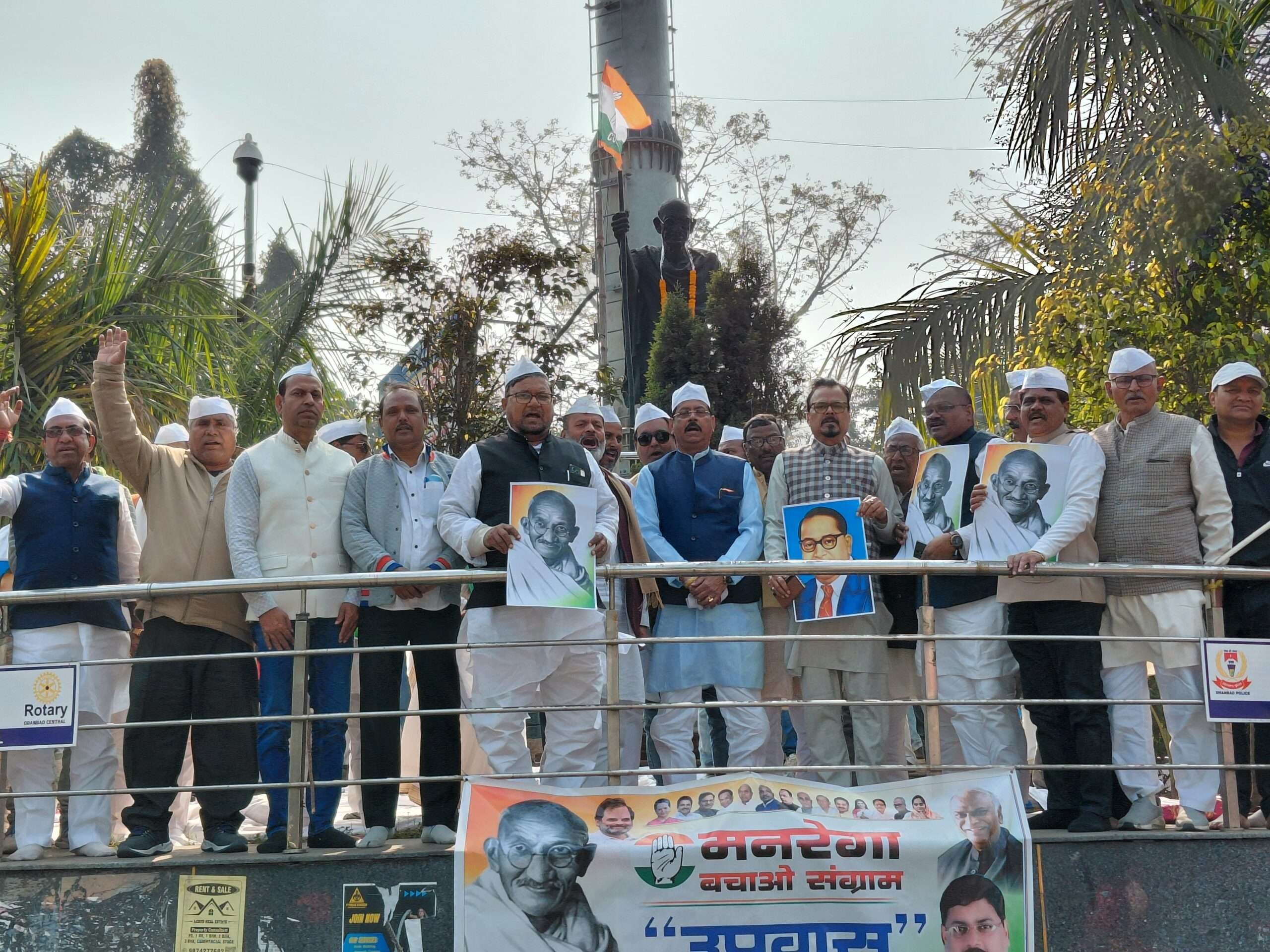 Dhanbad News: महात्मा गांधी के नाम व विचारों पर हमला बर्दाश्त नहीं : कांग्रेस