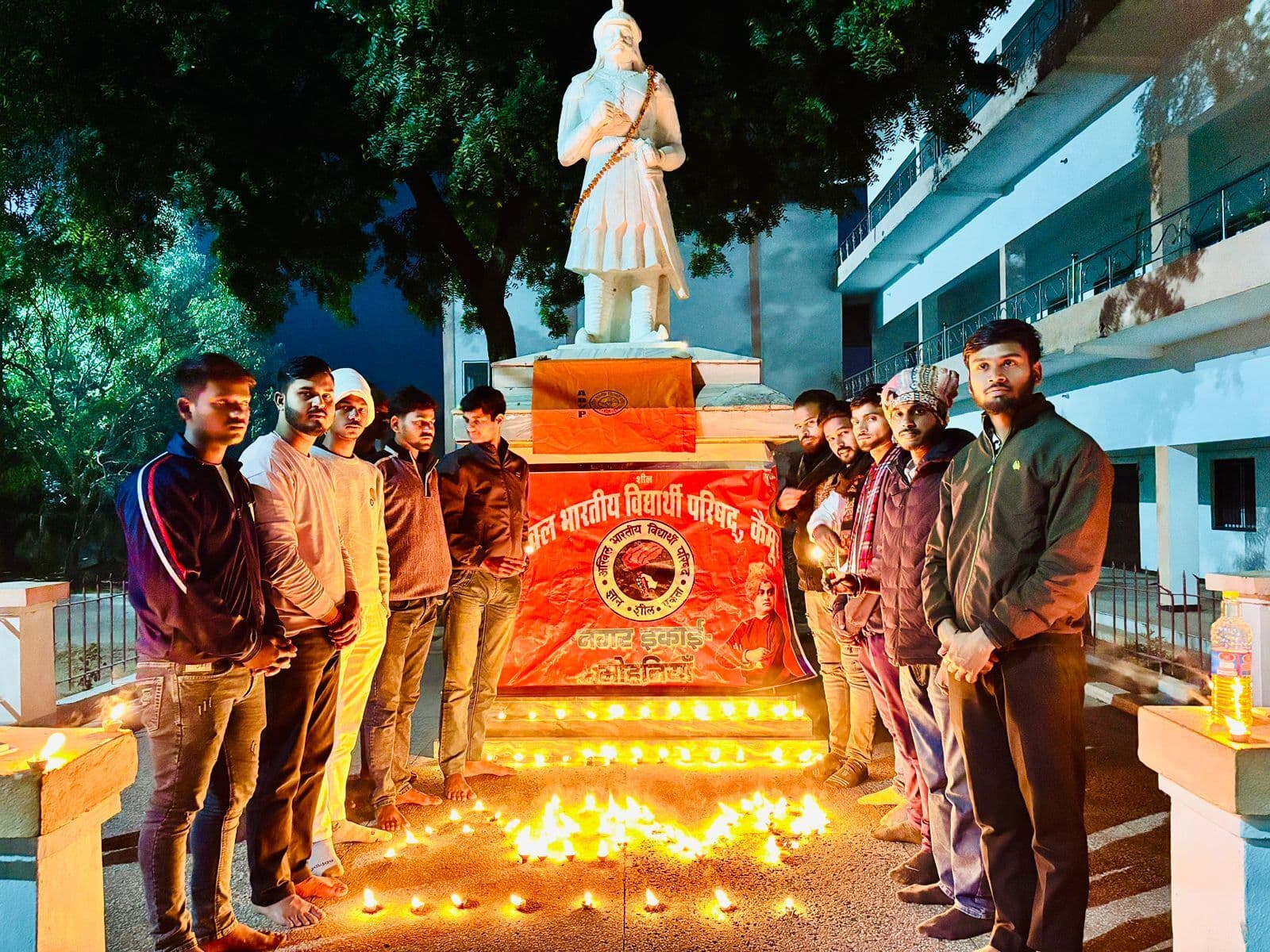 राष्ट्रीय युवा दिवस की पूर्व संध्या पर एबीवीपी ने किया दीपोत्सव