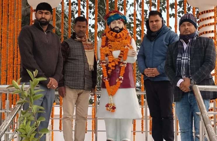 डॉ अरविंद यादव की स्मृति में 101 पौधों का रोपण, ग्रीन विलेज बनाने का संकल्प