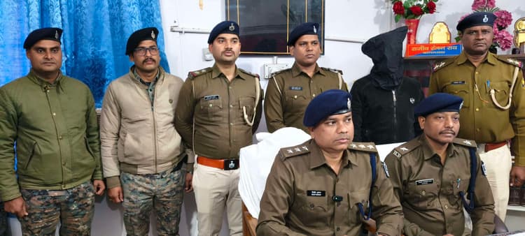 शंकर कॉलेज परिसर में शराब पी रहे अपराधी हथियार के साथ गिरफ्तार, दो फरार