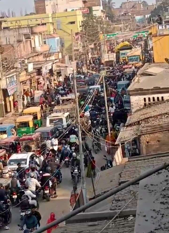 hajipur news. महनार बाजार में लगा भीषण जाम, रेंगती रहीं गाड़ियां