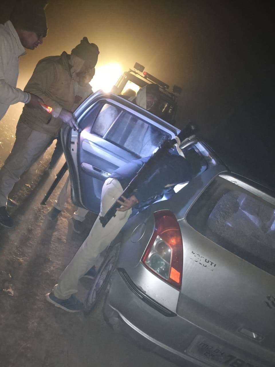 जादोपुर थाने की पुलिस ने देसी शराब के साथ एक कार की जब्त, तस्कर फरार