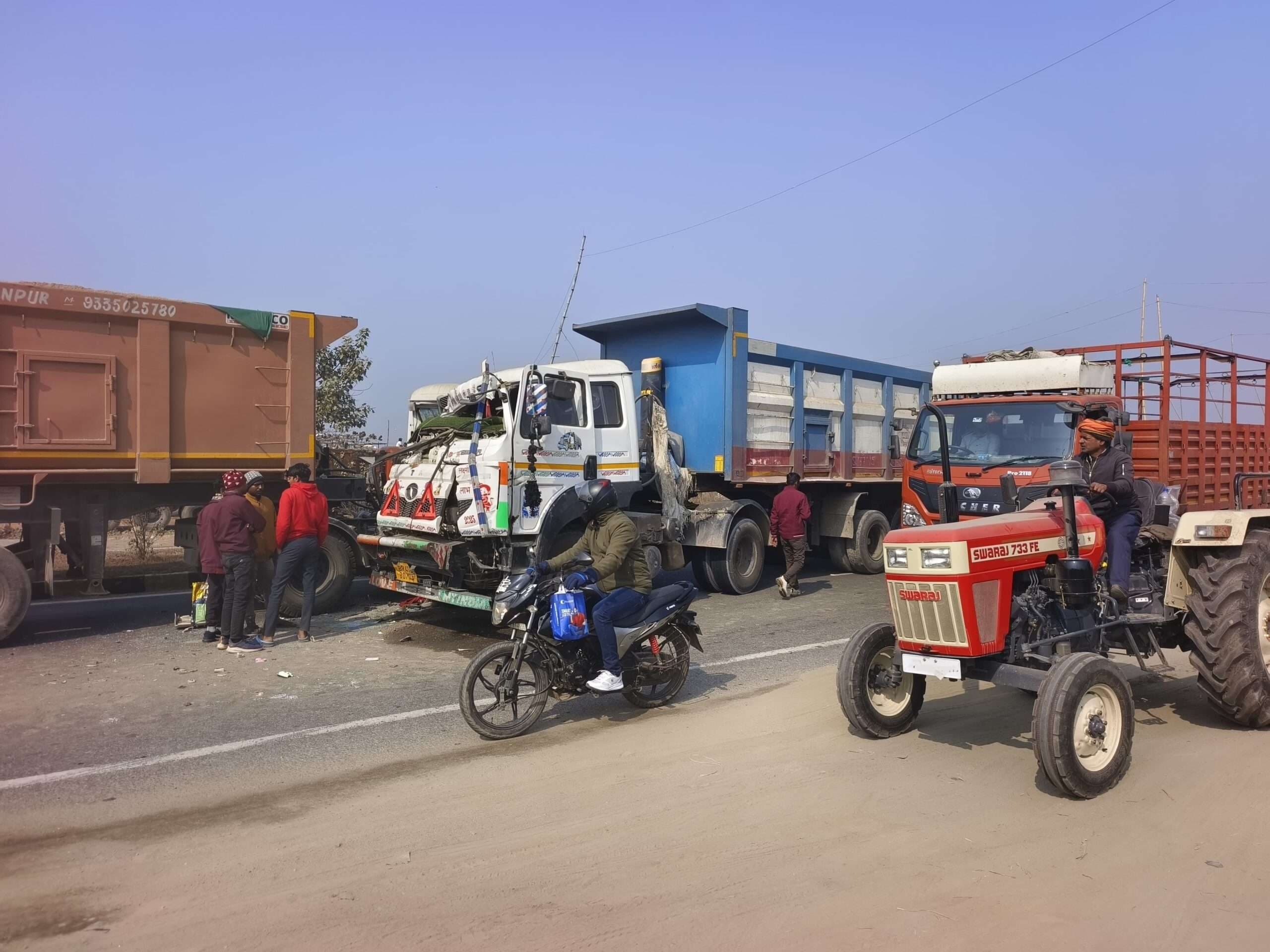 दो हाइवा में आमने-सामने की टक्कर, दोनों चालक जख्मी