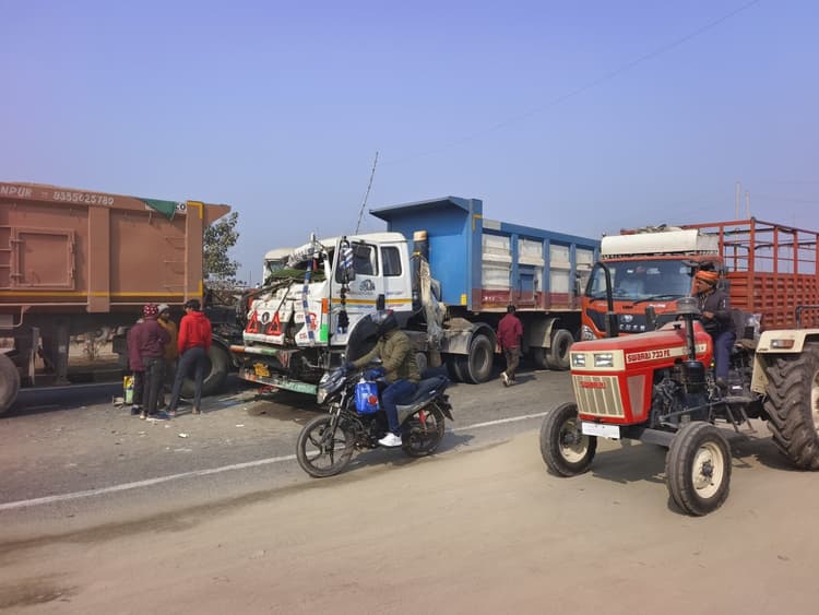 दो हाइवा में आमने-सामने की टक्कर, दोनों चालक जख्मी