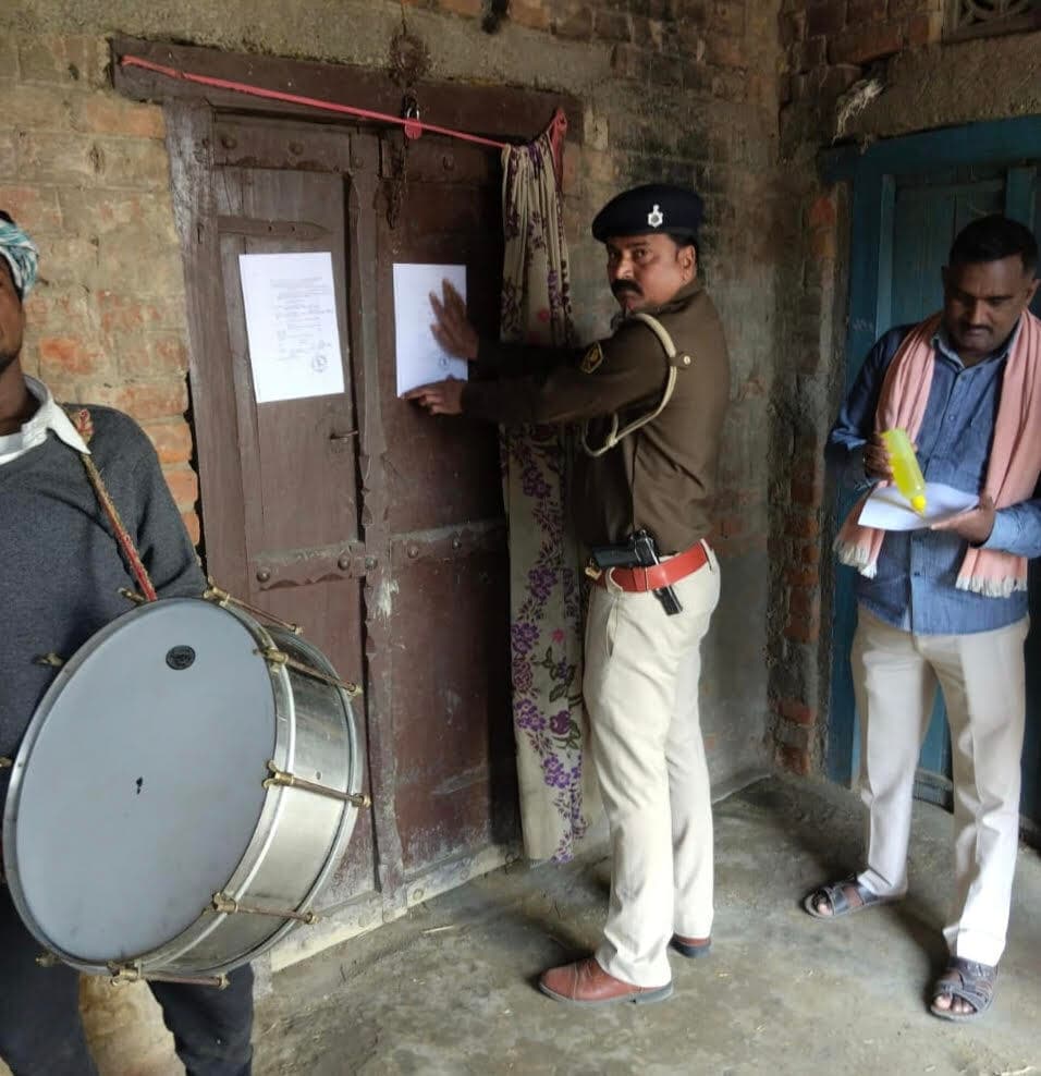 दहेज हत्या में फरार आरोपितों के घर चिपकाया गया इश्तेहार