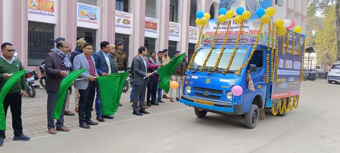 डीएम ने सड़क सुरक्षा जागरूकता रथ को झंडी दिखाकर किया रवाना
