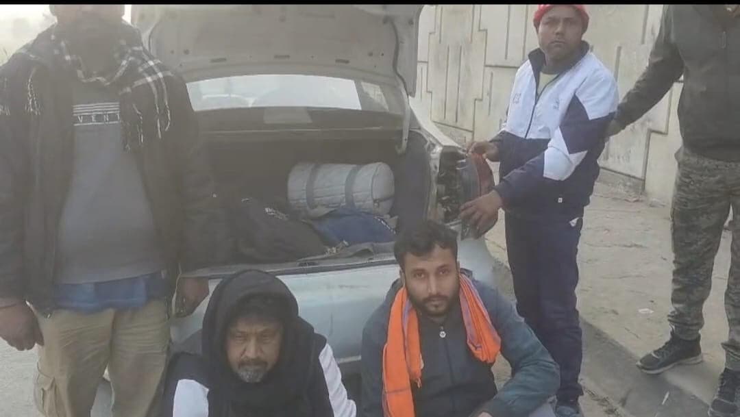 लग्जरी कार से 134 लीटर विदेशी शराब बरामद