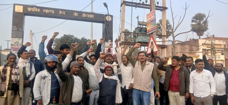 छापेमारी के विरोध में  पीएचसी पर फूटा जनाक्रोश