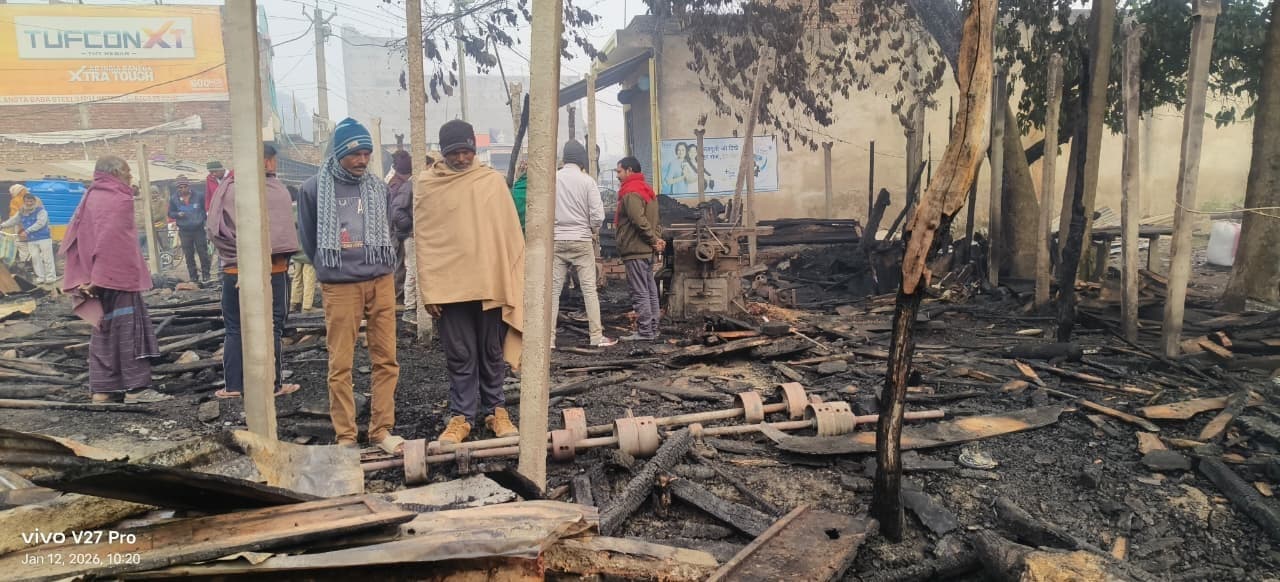 दो दुकानों में भीषण आग, लाखों की संपत्ति जलकर राख