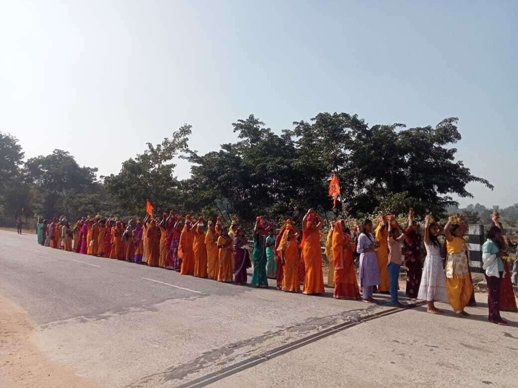शिव मंदिर का वार्षिक उत्सव पर निकली कलश यात्रा