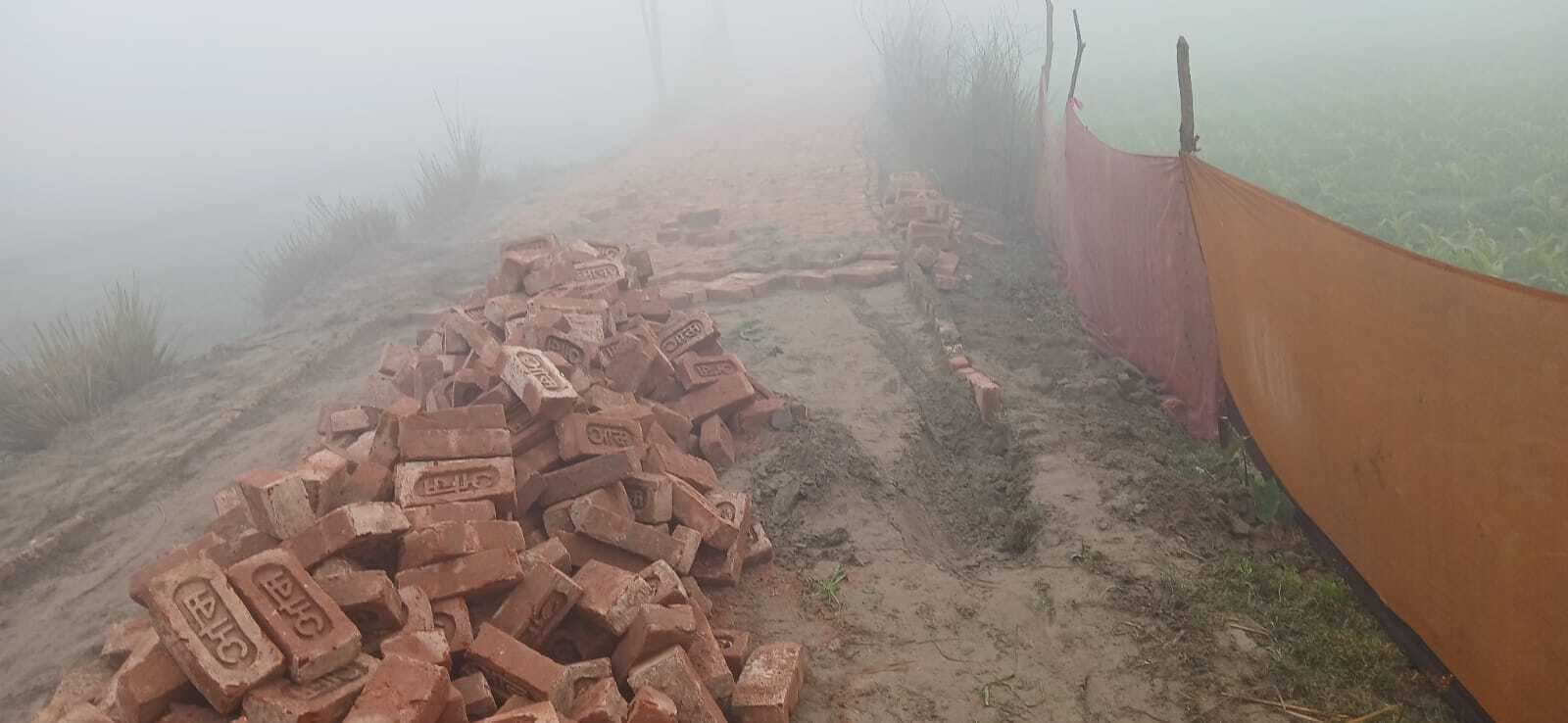 आनन-फानन में ईंट सोलिंग, मिट्टीकरण नहीं होने से ग्रामीणों में नाराजगी