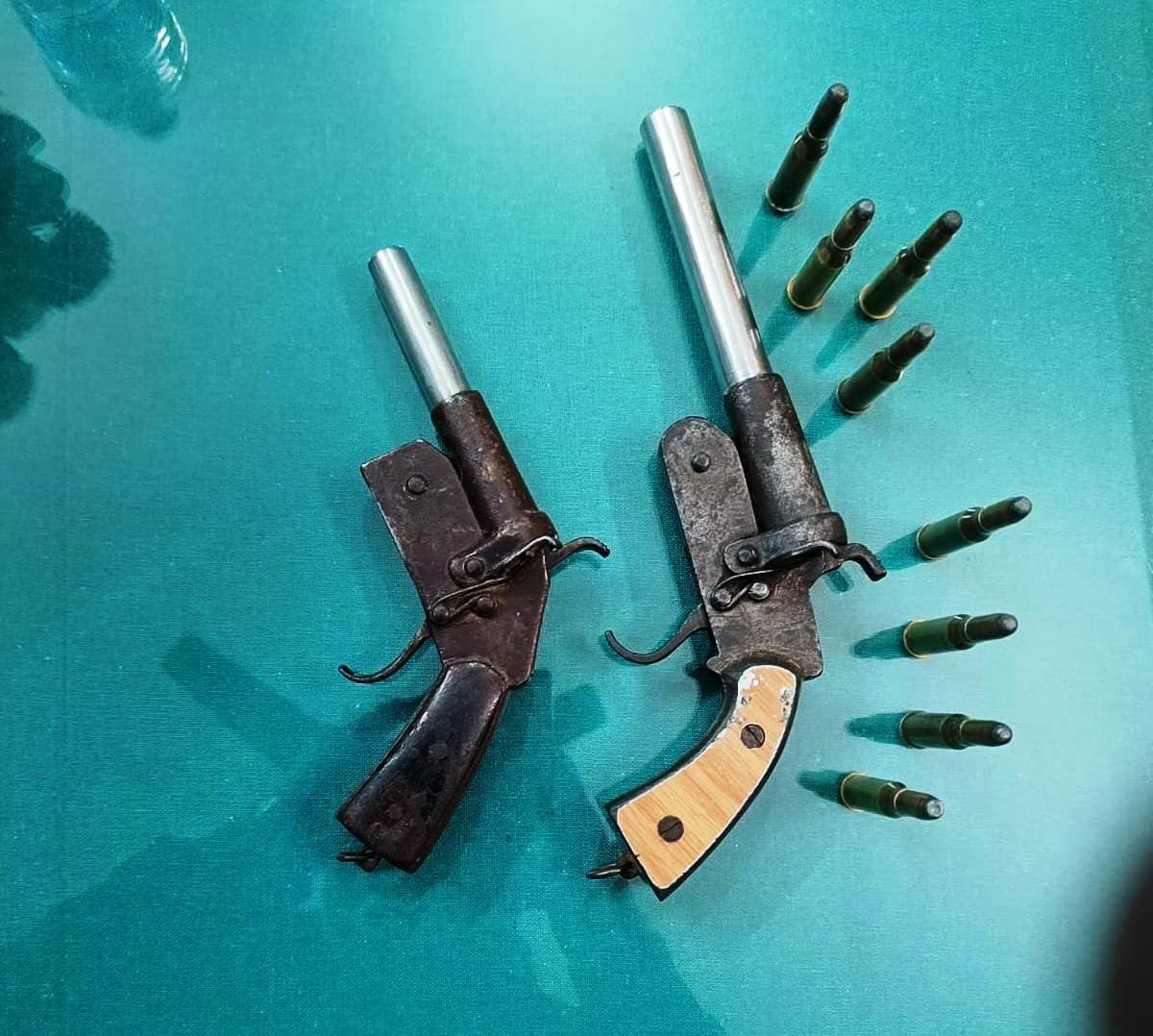 बरदह गंगा घाट के पास से दो कट्टा व आठ कारतूस के साथ दो तस्कर गिरफ्तार