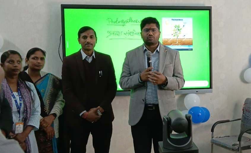 सही दिशा में की गयी पढ़ाई जीवन में बढ़ाती है आगे : डीएम