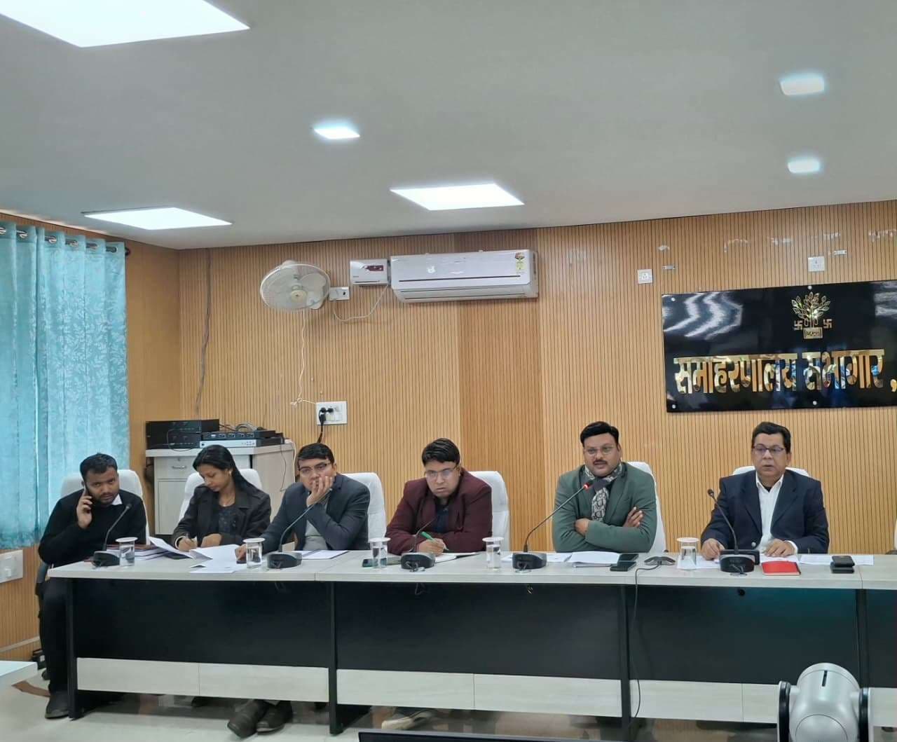 प्रभारी डीएम ने विभागीय कार्यों व योजनाओं की प्रगति की समीक्षा की