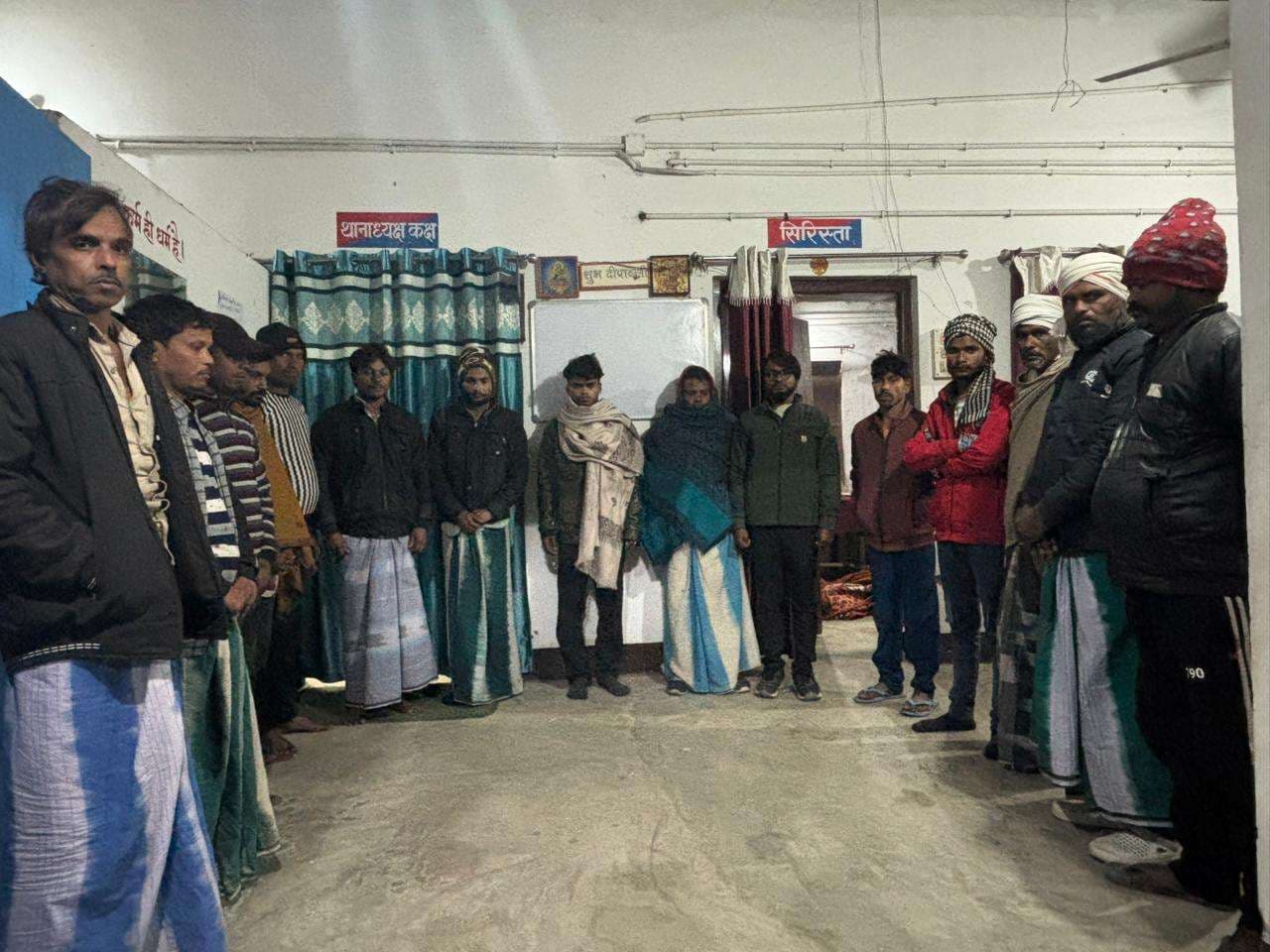 बलिया बेलौन पुलिस ने 16 शराबियों को पकड़ा