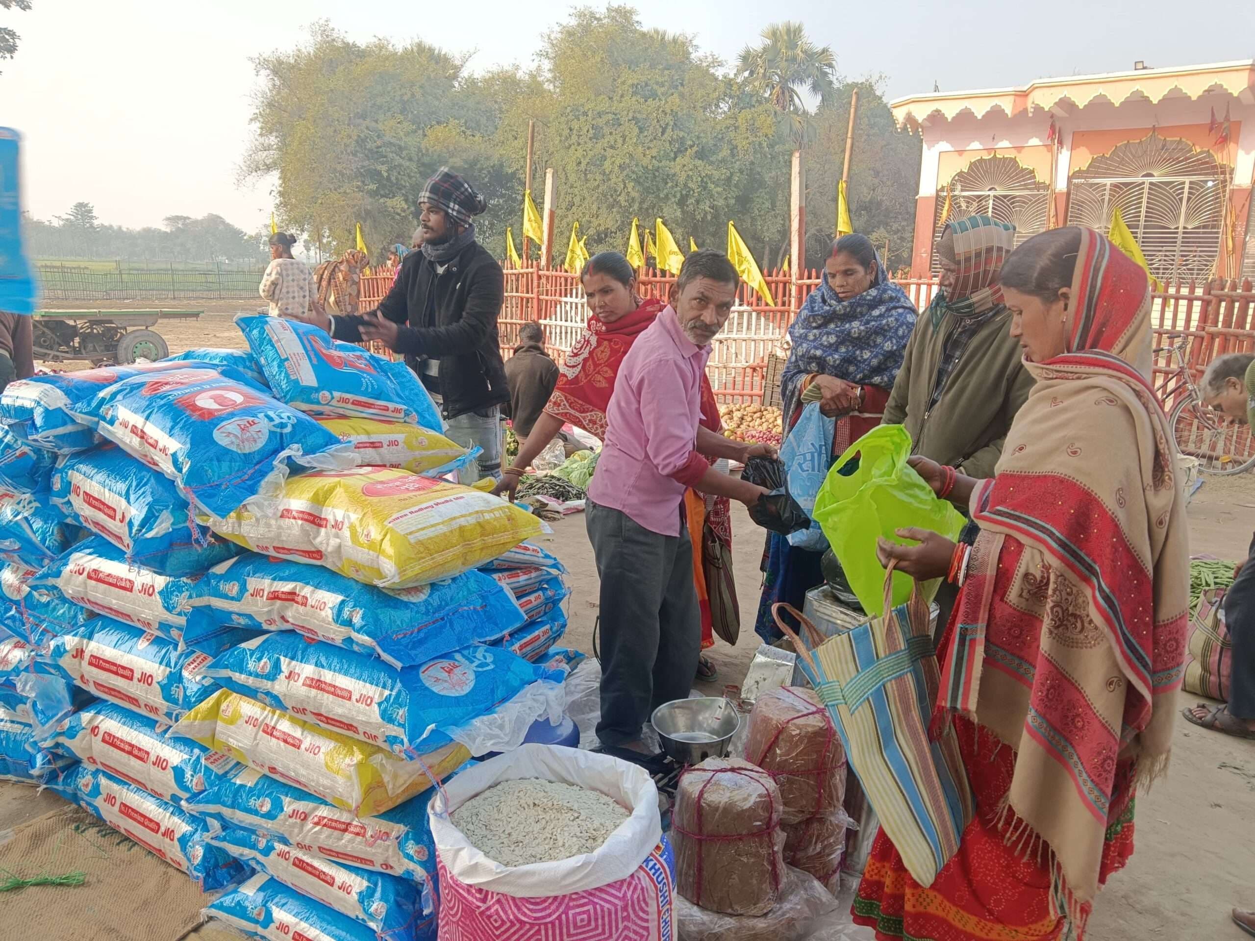 मकर संक्रांति को बाजार में बढ़ी रौनक, खरीदारी शुरू